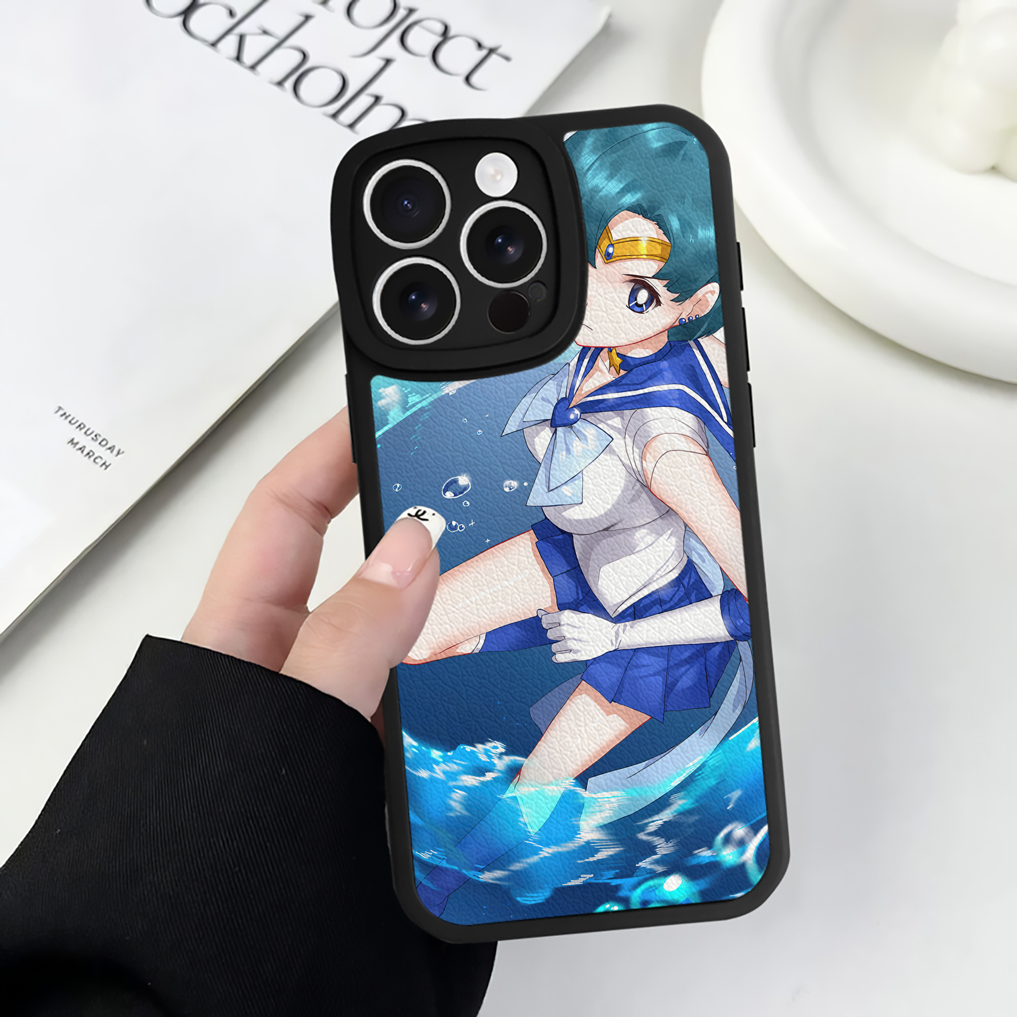 （画像用） 美少女戦士セーラームーン Sailor Moon 【iPhone 16シリーズ対応】シリコンスマホケース（レザー調） 材質：シリコン